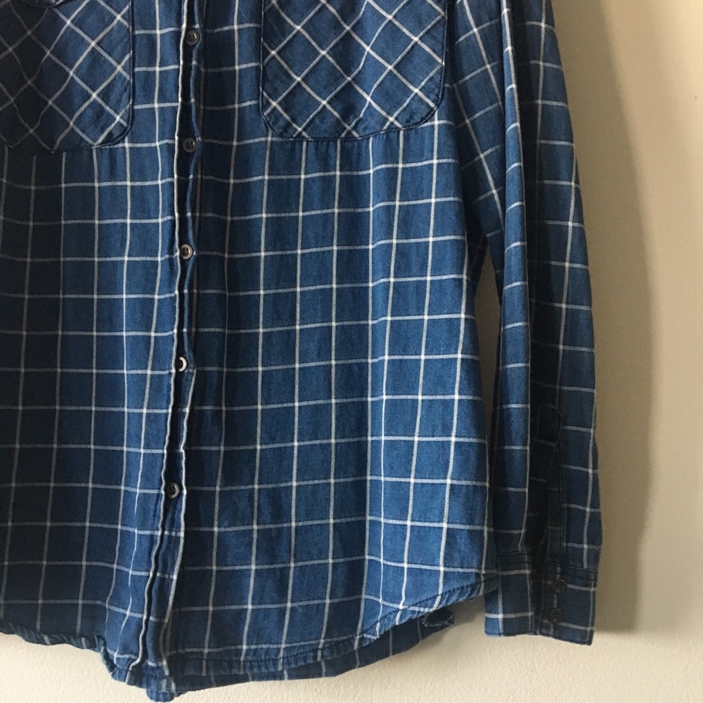 Denim button down 💙 - Picture 3 of 4